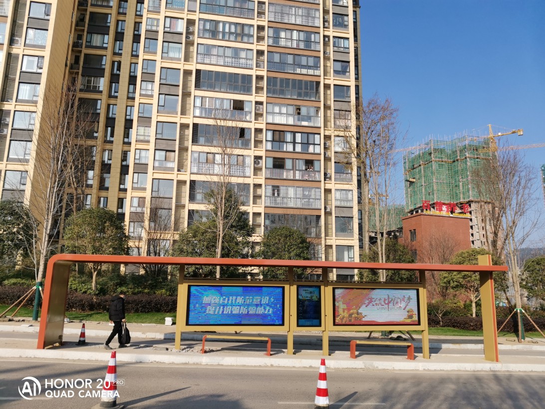 四川巴中智能公交站臺(tái)安裝調(diào)試完成